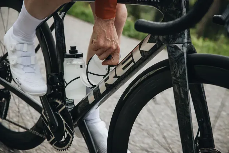 Elite Leggero Carbon Fibre Bottle Cage - Black-3