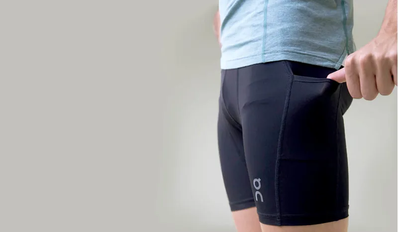 On Running Hybrid Shorts Black-3