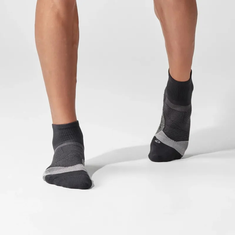 Feetures Elite Light Cushion Quarter Ruuning Sock Black-2