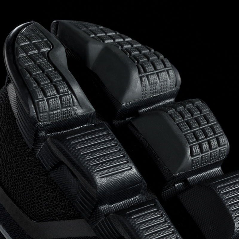 On Cloud Waterproof Womens Running Shoe - Black - 6.5-4